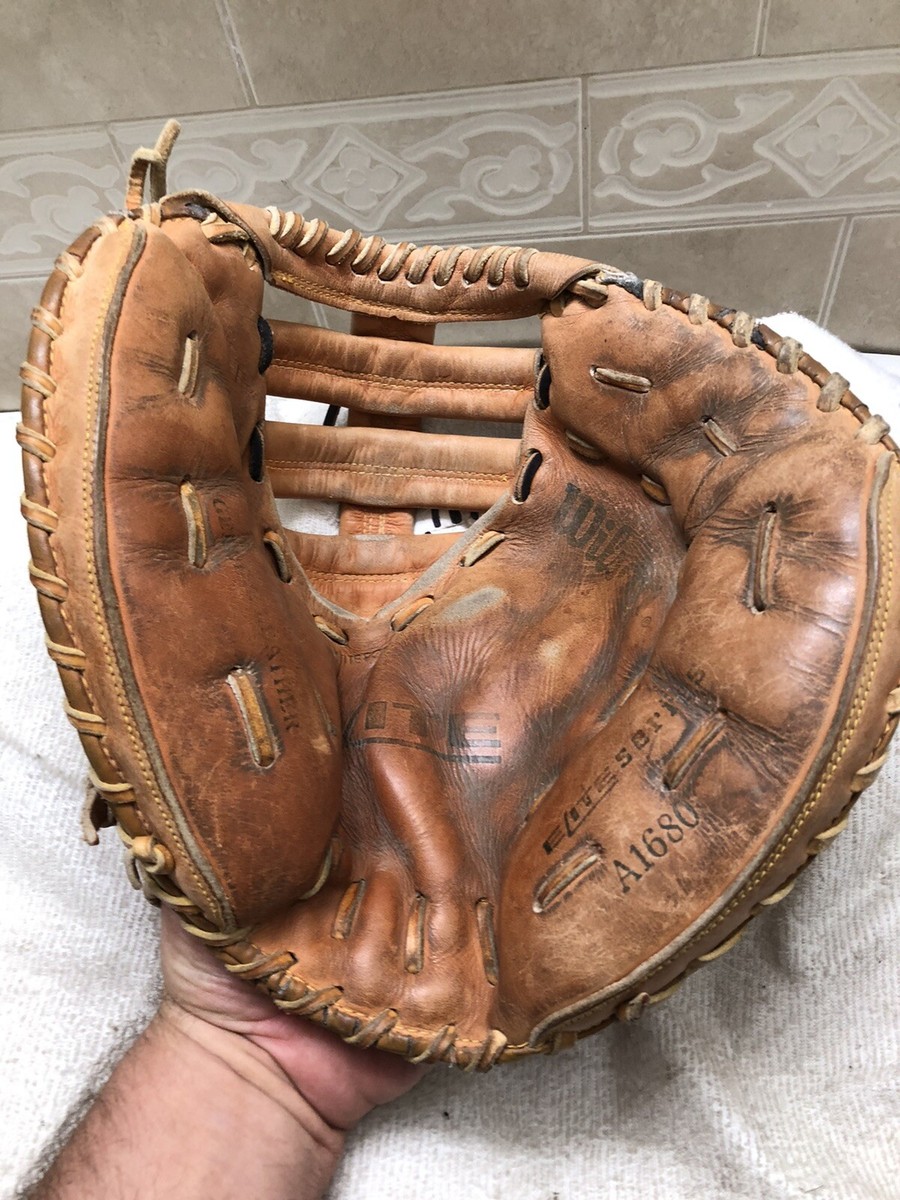 Wilson A1680 Elite Broken In Deep Pocket 34” Softball Catchers