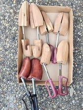 3 ROCHESTER SHOE TREES & 1 DILLARDS SHOE TREE KEEPERS/ WOOD/ SHOE TREE LOT