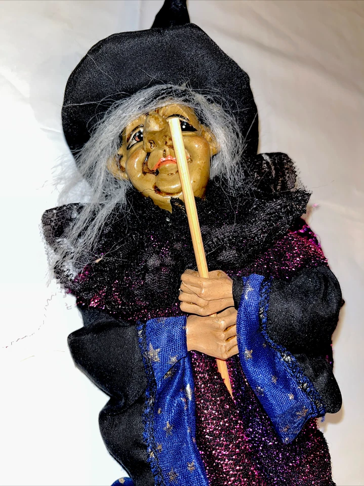 Ganz CREEPY Witch BONECA ROXA Capa Preta Chapéu Azul Dourado Estrelas Vestido na Vassoura, 15” - Imagem 2 de 4
