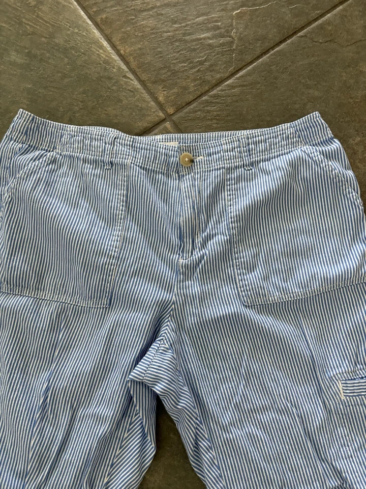 Liz Claiborne Women’s Blue And White Striped Capri With Cargo Pocket Size 6 - Image 2 of 4