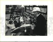 1982 Press Photo Wally "Famous" Amos Reads From His New Book to Children