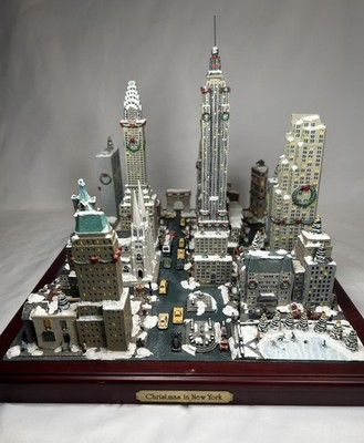 Rare Danbury Mint Christmas New York Cityscape Diorama Detailed Miniature w/ top