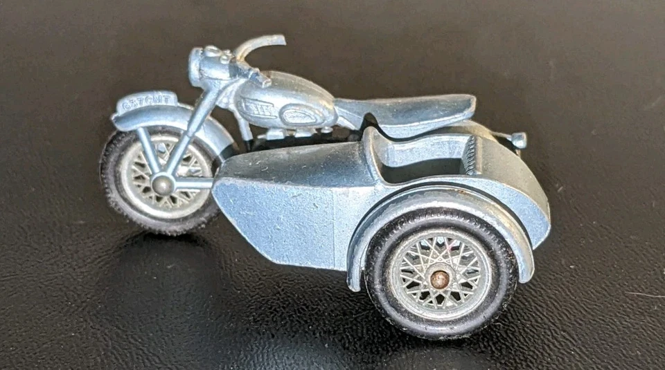 Matchbox  Triumph  T110  motorcycle with sidecar  No.4 - Image 2 of 4