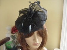 STUNNING AMIESE BLACK FASCINATOR / HATINATOR WITH FEATHERS
