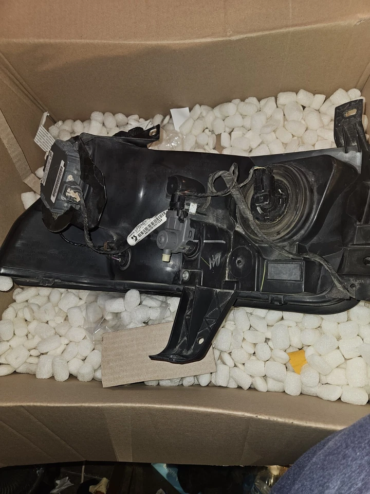 Faro lateral derecho Infiniti QX56 2005 - xenón oculto Foto 3 de 4