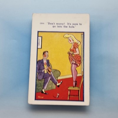 Comic Postkarte um 1965 blonde Upskirt Strümpfe Hosenträger Maus Loch Stuhl TROW