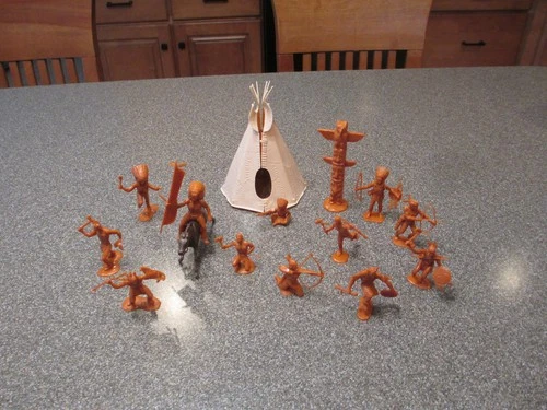 VINTAGE MARX FORT APACHE PLAYSET INDIANS W/TEEPEE & TOTEM POLE