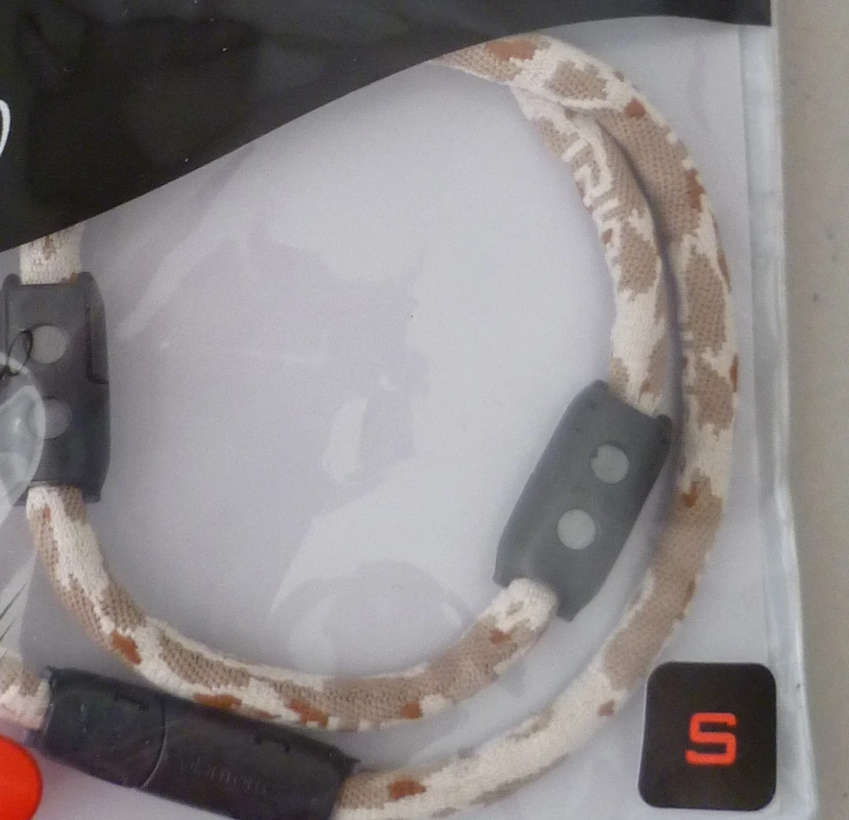 Collar Camuflaje Magnético Trion Z Pequeño NCAA Iones Negativos Etiqueta Deportiva Nuevo Foto 3 de 3