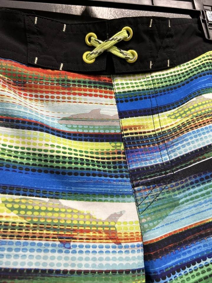 Pantalones cortos de natación coloridos para hombre Shark Free Country entrepierna de 10 pulgadas talla L Foto 2 de 4