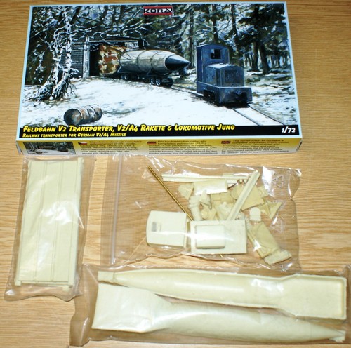 Feldbahntransport V2 mit Lokomotive und V2 unter Plane in 1/72 von Kora