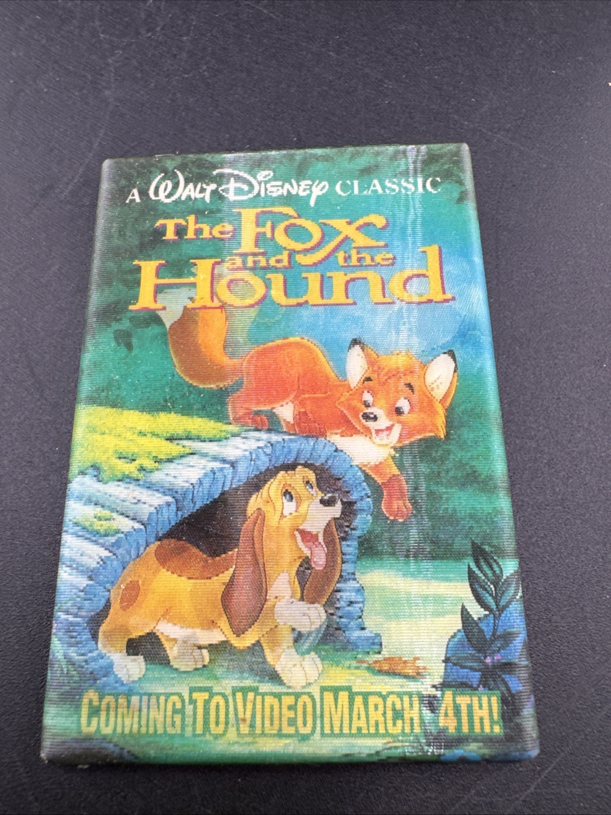 1994 Walt Disney Classic The Fox and the Hound Lenticular Pin back button