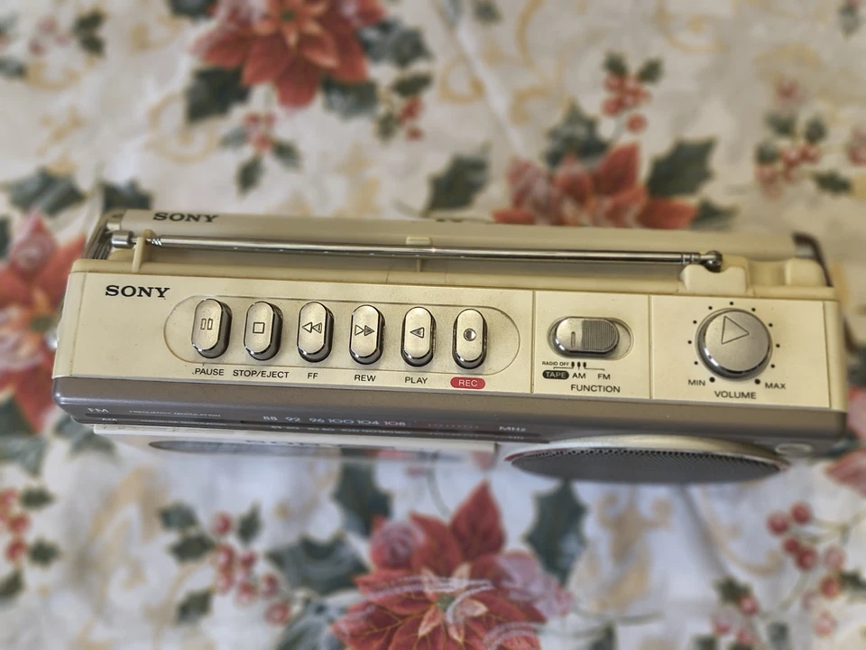 Grabadora de casete Sony FM/AM CFM-120 en caja original con accesorios funciona Foto 2 de 4