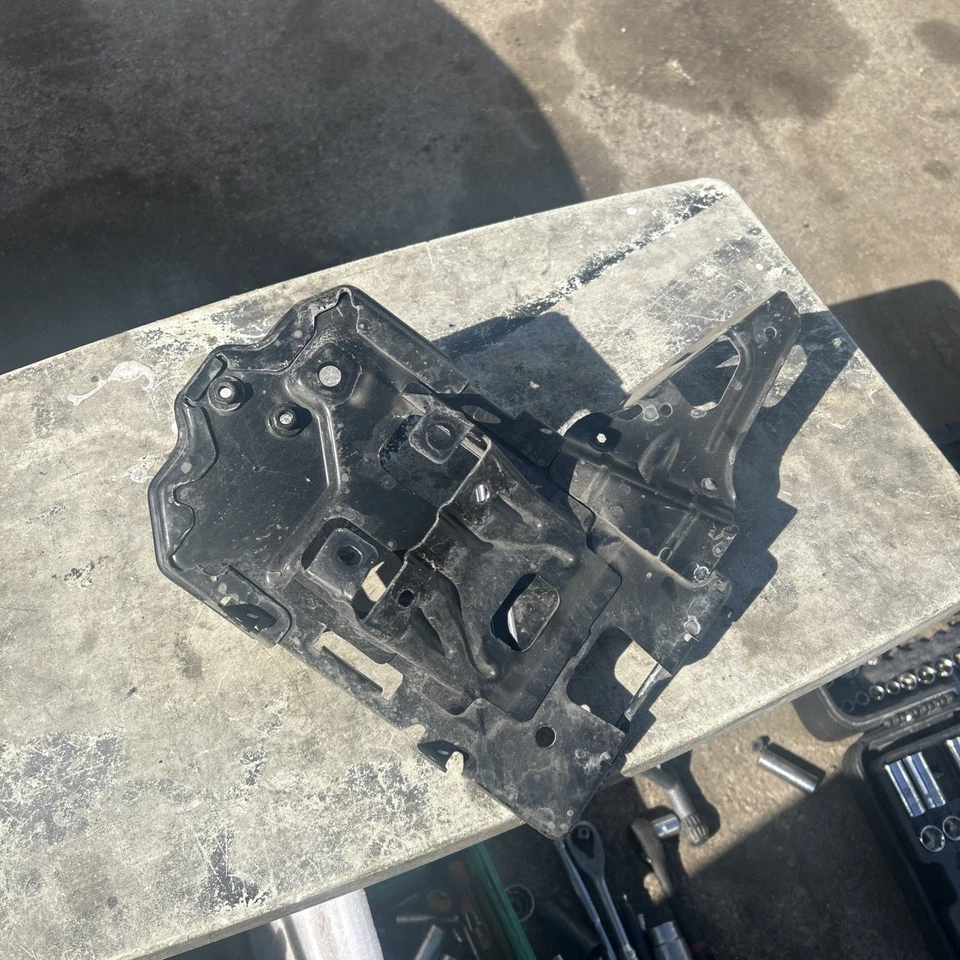 Chevrolet Malibu 2016-2020 soporte bandeja batería soporte 84015980 OEM Foto 2 de 4