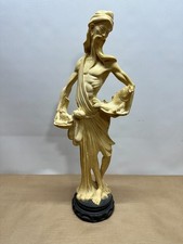 Figura de estatua de pescador de resina tallada de 19" de alto imitación marfil - firmada en la parte inferior