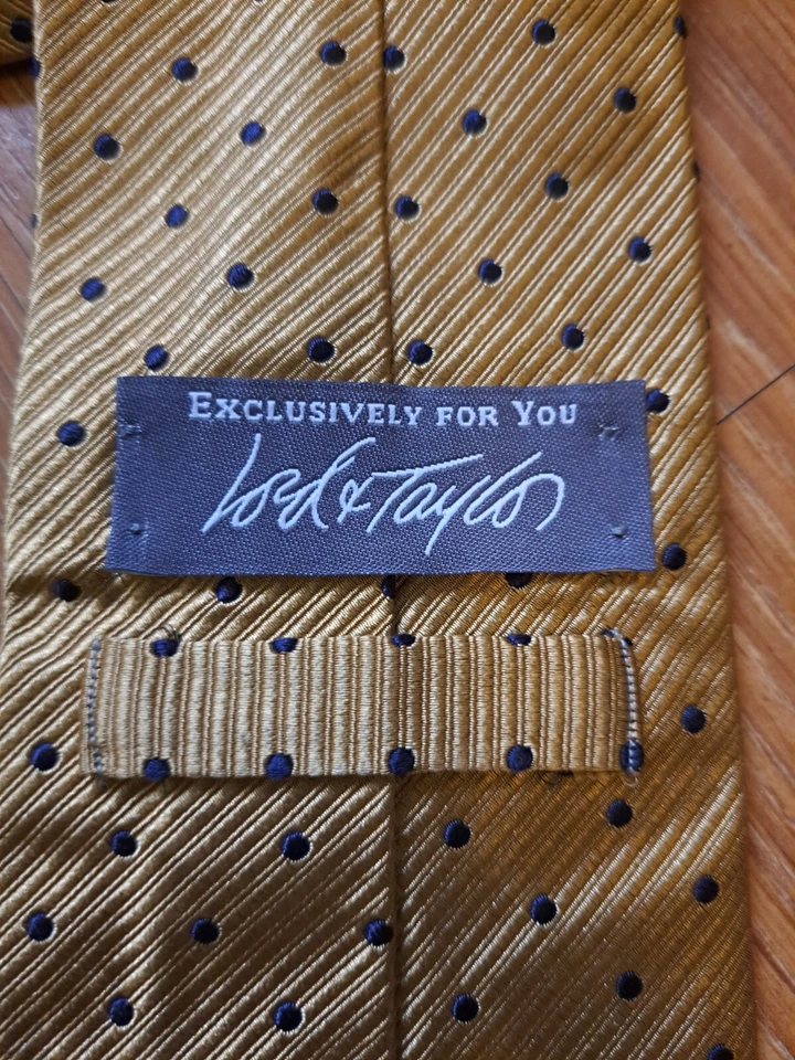 Corbata de seda para hombre Lord & Taylor hecha en EE. UU. lunares azul dorado Foto 3 de 4