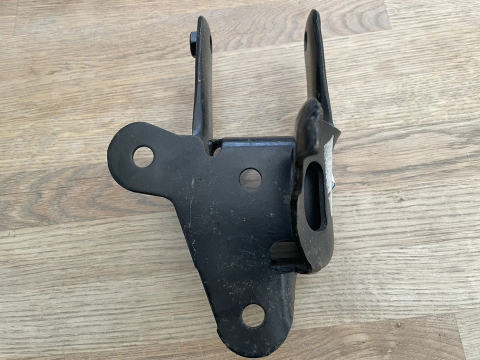 chrysler Voyager RG NEW GENUINE rear engine mounting bracket 04861433AF 16E - Image 3 of 4