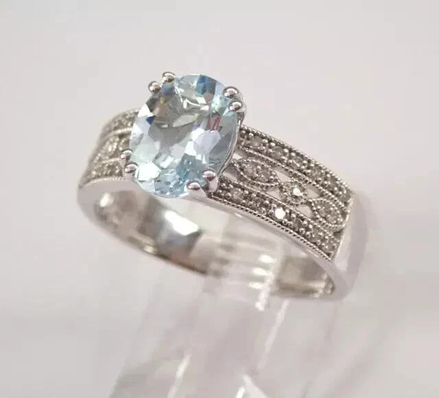Anillo de compromiso solitario aguamarina ovalado de 2 quilates enchapado en oro blanco de 14 quilates Foto 4 de 4
