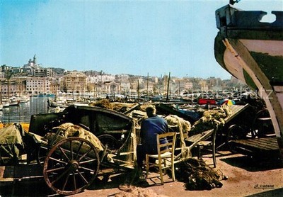 Marseille Bouches-du-Rhone Sur le quai du Port le pecher et ses fillets