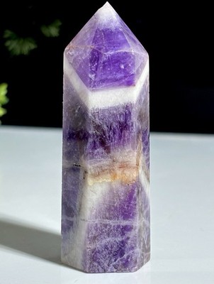 Schöner lebendiger lila Chevron Amethyst Kristall Turmspitze Heilstein