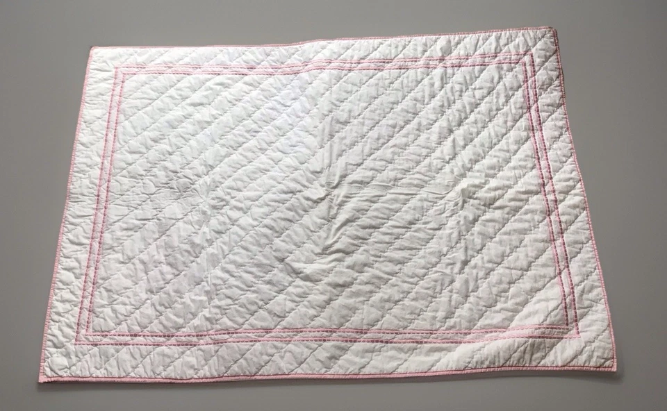 Edredón de cama Pottery Barn para niños pequeños para cuna blanco con borde rosa pastel 33 x 48 Foto 2 de 4