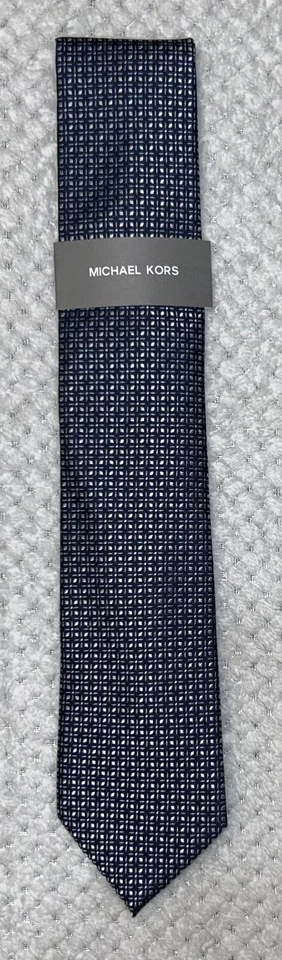 Corbata Michael Kors para hombre mini patrón geográfico limpio. Mezcla de seda azul marino. Nuevo con etiquetas.  $69,50 Foto 3 de 4