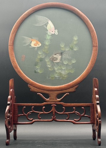 Vintage chinesischer Glas Seide handbestickt Fisch Tisch Bildschirm mit Holzständer