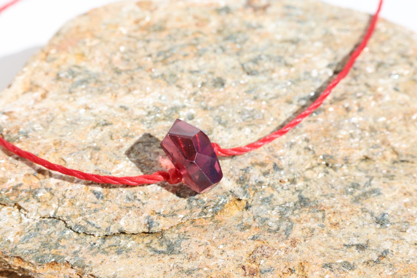 Bracelet fil rouge grenat et argent pour illuminer votre style au quotidien