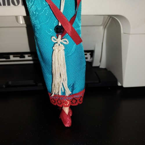 Vintage chinesische Heritage Puppe trägt ein türkisfarbenes Kleid mit einer roten Schärpe - Bild 4 von 5