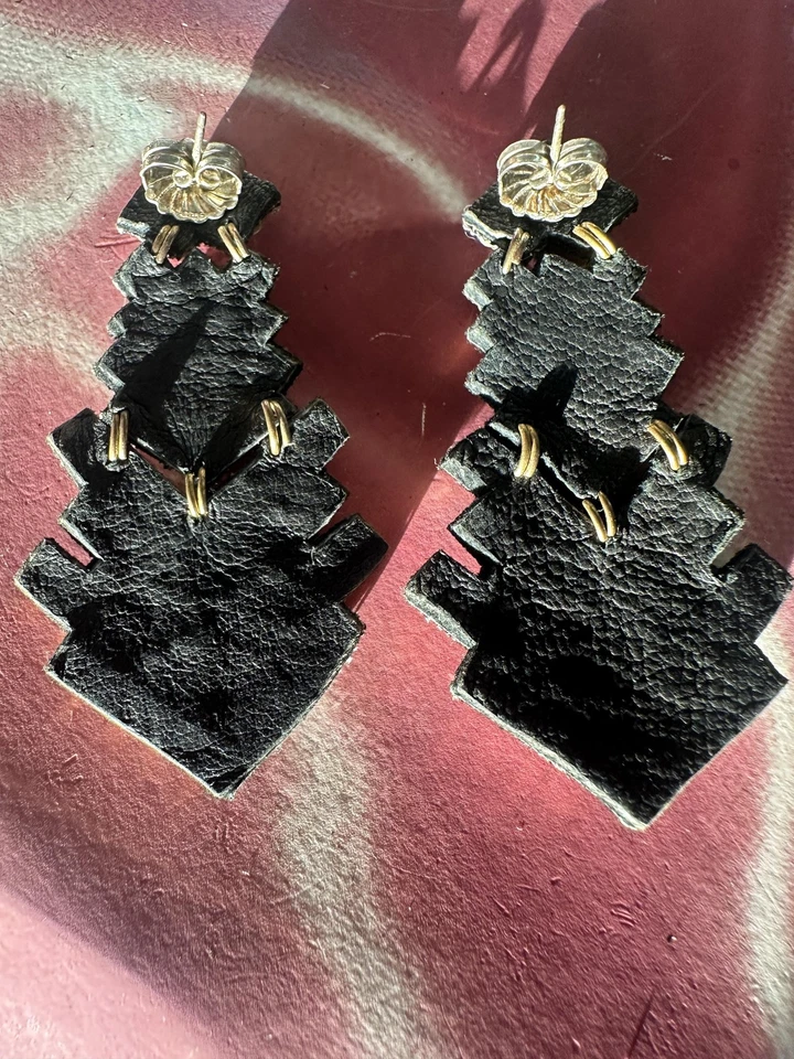 Pendientes colgantes Art Deco llamativos de diamantes de imitación araña de hematita ahumada de cristal Foto 4 de 4