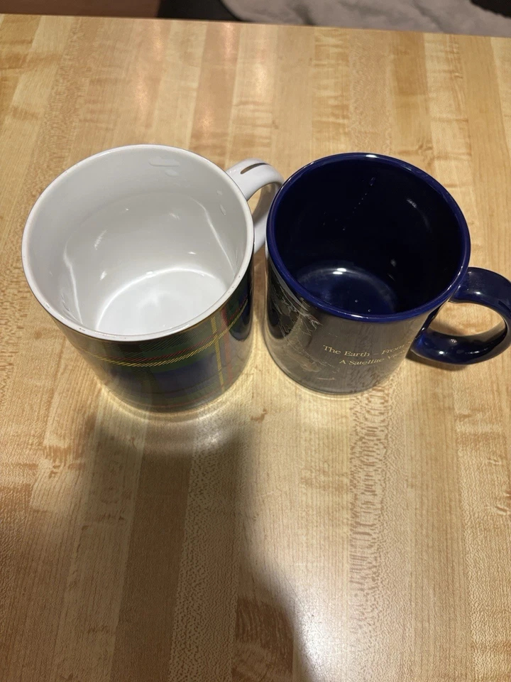 Juego de tazas de cerámica con tema de cuadros y espacio Foto 3 de 4