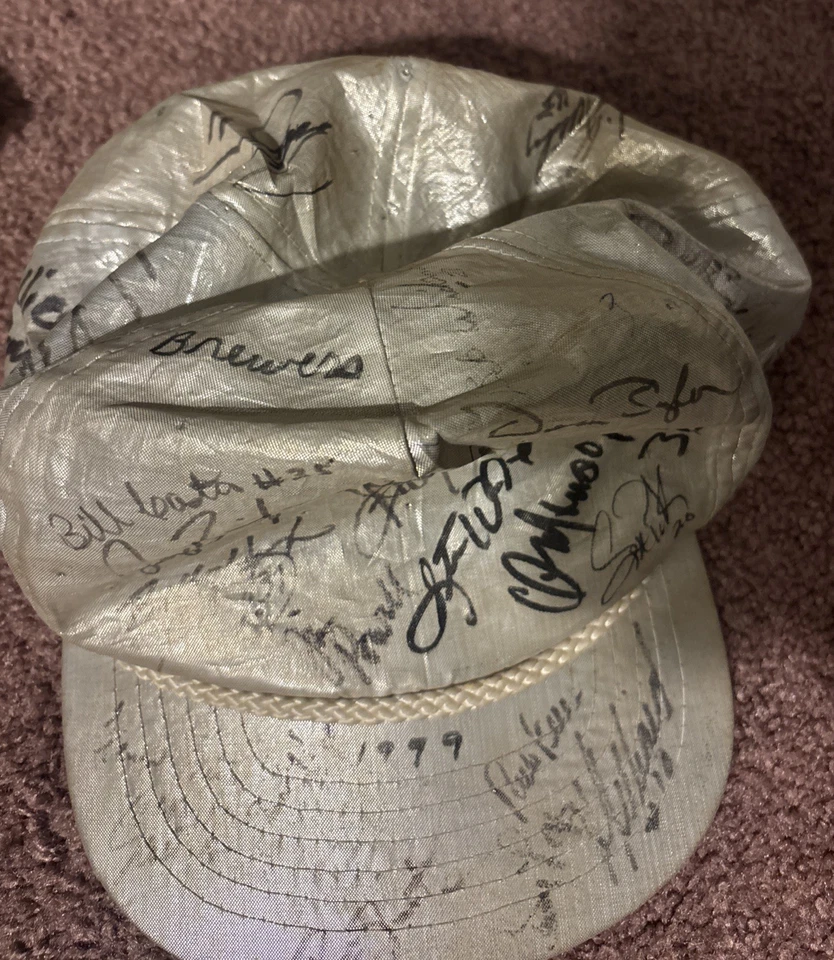 2 sombreros de los Cerveceros de Milwaukee firmados 1999 Bob Uecker Bob Wickman Bill Castro  Foto 3 de 4