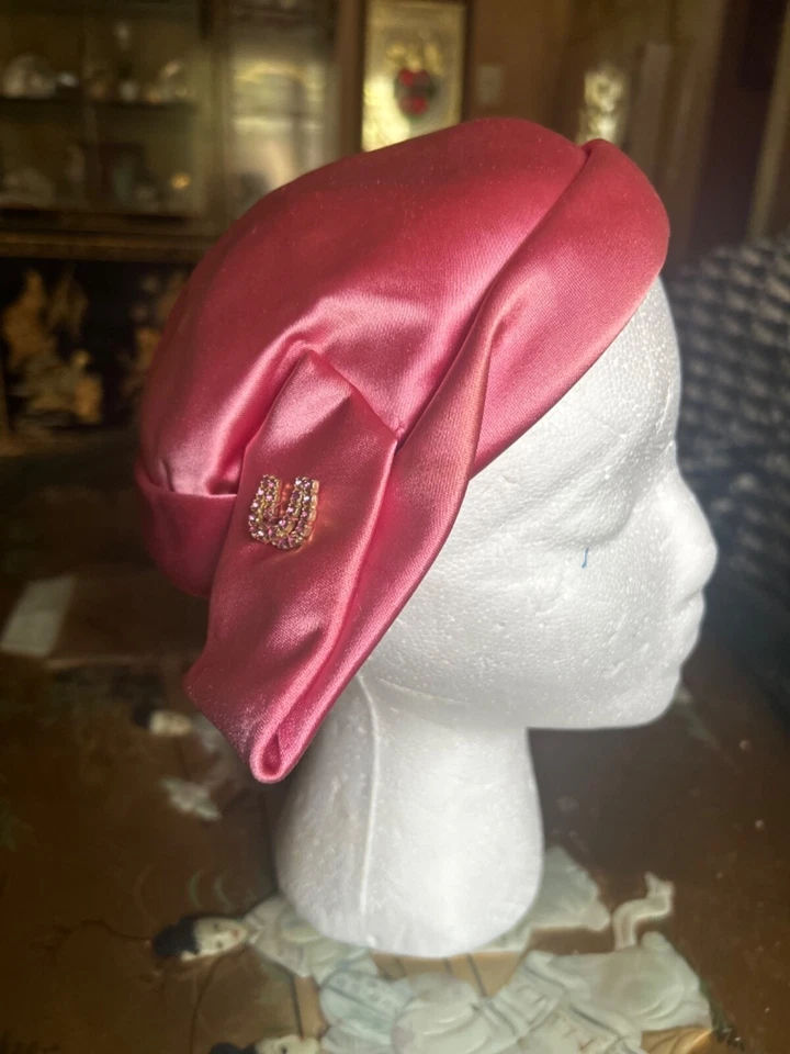 Caja de almohada de satén rosa Derby sombrero con estrás caballo zapato prendedor años 50 Hollywood Glam Foto 4 de 4