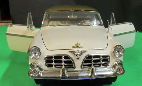 Signature Models 1955 Chrysler Imperial coupe. Everything opens. Cream-gold 1:18 - Picture 9 of 13