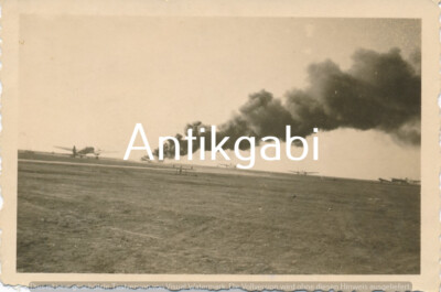 Foto WK 2 Feldflugplatz Flugzeuge Bombeneinschlag JU 88 Osteuropa B1.10