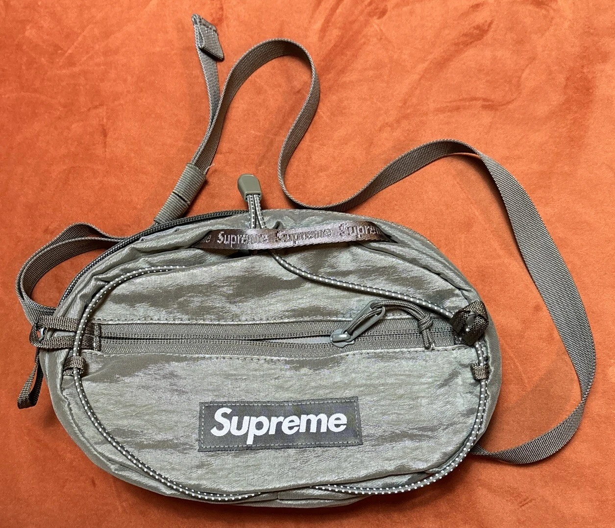 SUPREME PETIT SAC TAILLE/OLIVE/OS/FW20 (100%) AUTHENTIQUE Légèrement utilisé