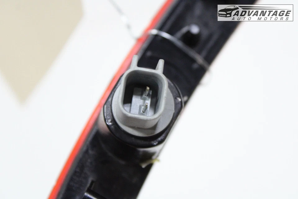 Chevrolet Camaro 2016-2024 parachoques trasero lado izquierdo reflector marcador luz lámpara OEM Foto 4 de 4