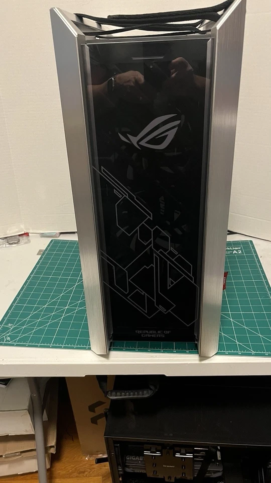 ASUS ROG Strix Helios GX601 White Edition RGB Mid-Tower Computer Case for ATX/ - Image 2 of 4