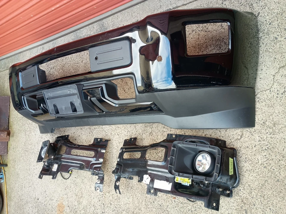 GENUINE 2018 CHEVROLET SILVERADO 2500 HD LTZ FRONT BUMPER BAR FASCIA - DAMAGED - image 3 of 4