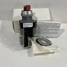 Allen Bradley 800T-24HR17KB6AA  30mm Selector Switch   2 - Position Illuminated