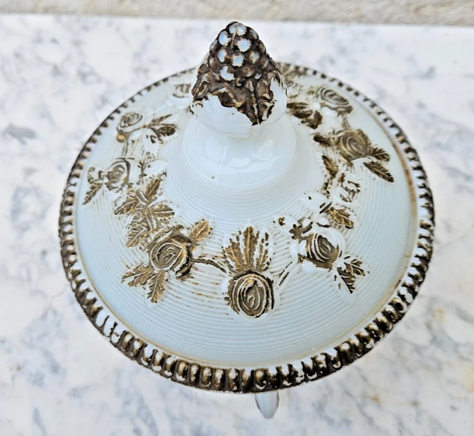 BONBONNIERE TRIPODE TETE DE CHIMERE OPALINE DECOR ROSES  PORTIEUX VALLERYSTHAL ? - Photo 3/4