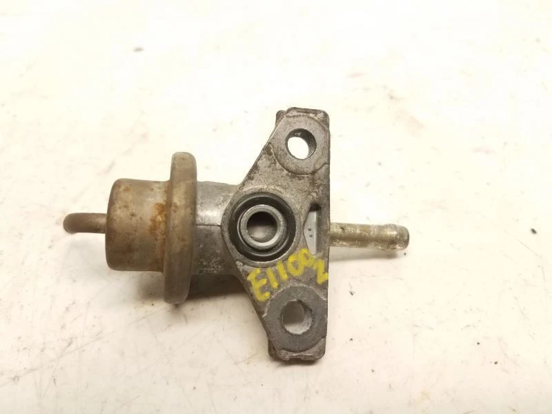 Honda Civic 1999 (1,6 L/AT) regulador de presión de combustible  Foto 2 de 4