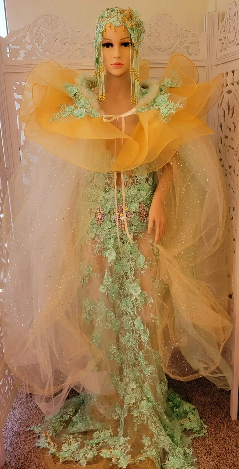 Conjunto de vestido de novia inspirado en Lady Stephanie Gatsby Foto 2 de 4