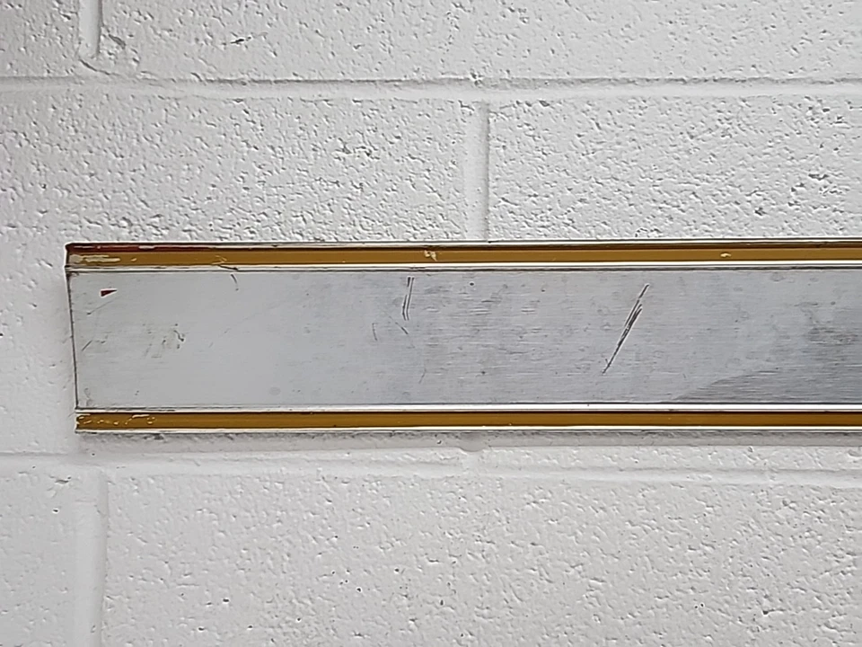 Chevrolet C10/GMC C15 1974-1985 (Bin62) usado OEM GM Cab Beltline Trim Foto 2 de 4