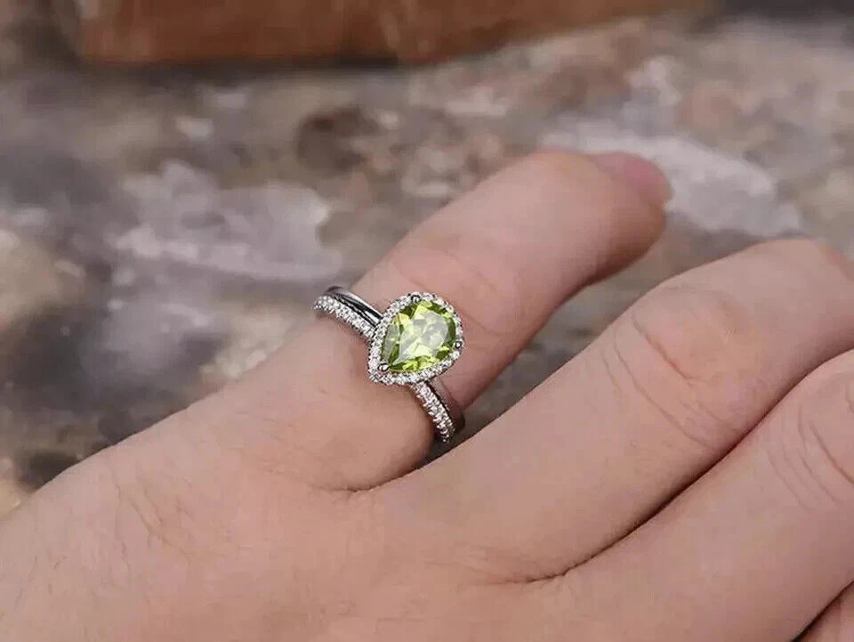 Juego de anillos nupciales de peridoto verde creado en laboratorio corte pera de 3,25 quilates enchapados en oro blanco de 14 quilates Foto 3 de 4