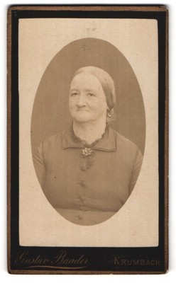 Fotografie Gustav Baader, Krumbach, Ältere Dame mit Kragenbrosche 