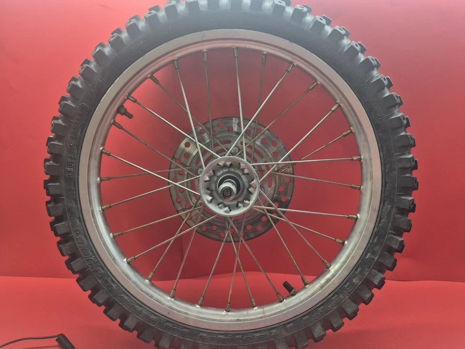 Conjunto de buje y eje de rueda delantera y neumático Honda CR80 1996-2002 17 pulgadas Foto 3 de 4