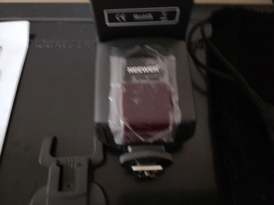 Neewer TT560 Flash Speedlite for DSLR Cameras with Standard Hot Shoe - Image 2 of 4