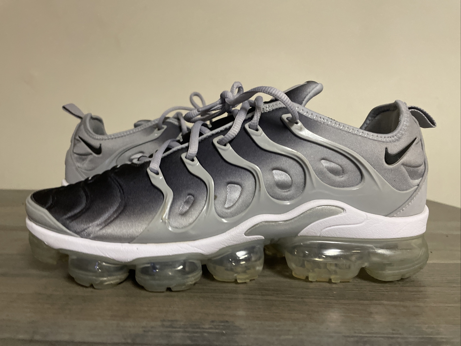 vapormax plus silver gradient
