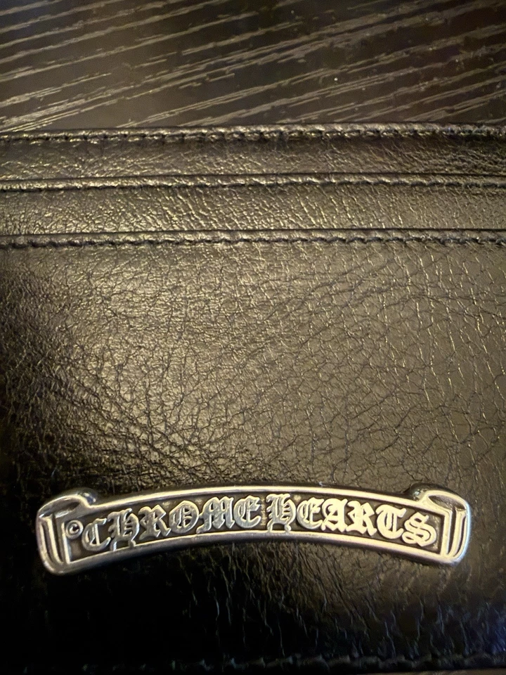 Portatarjetas cruzadas corazones cromados Foto 3 de 4