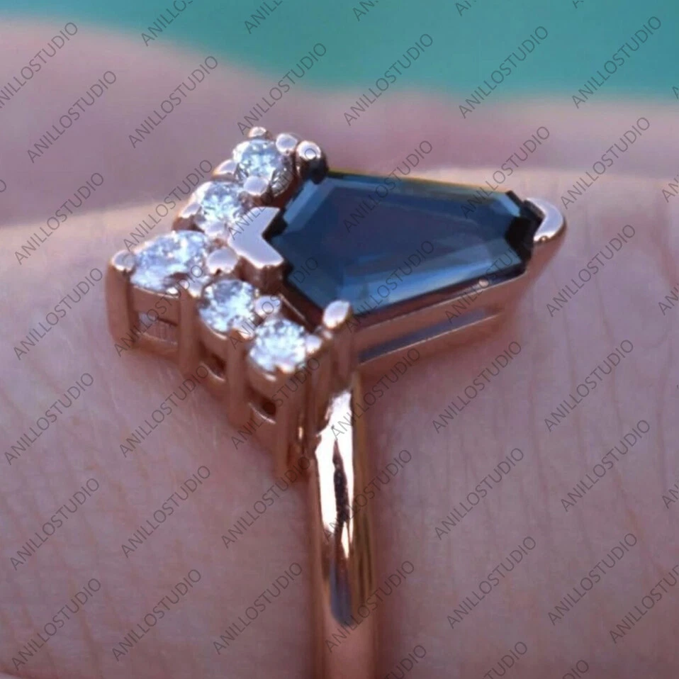 Mini anillo de compromiso hexagonal de diamantes y zafiros azules de plata de ley 925 Foto 4 de 4